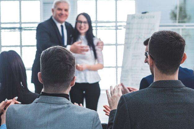 Chefe apresentando um palestrante em uma apresentação de negócios. conceito de negócios