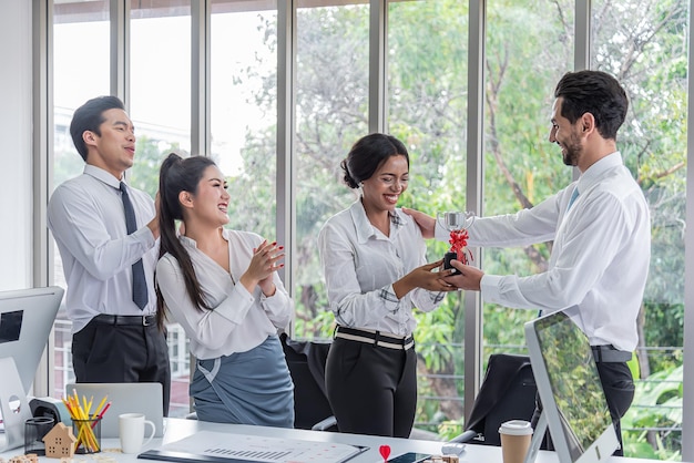 Chefe apresentou um prêmio para colegas de trabalho femininos destacados felicitados