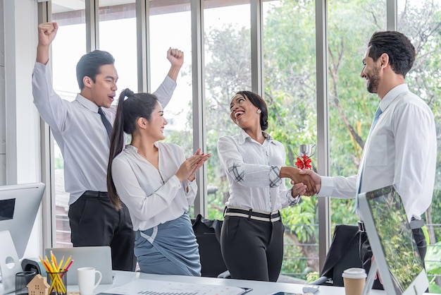 Chefe apresentou um prêmio para colegas de trabalho femininos destacados felicitados