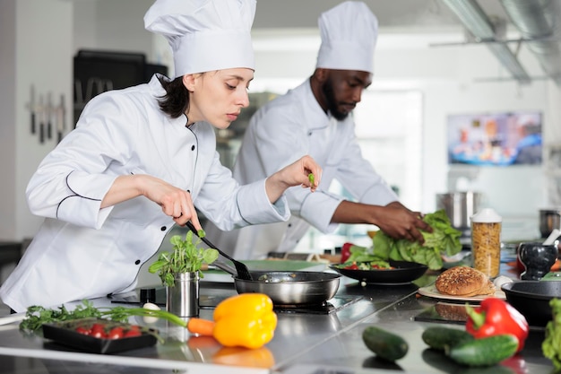 Foto chefe cozinhando uma refeição na cozinha de um restaurante