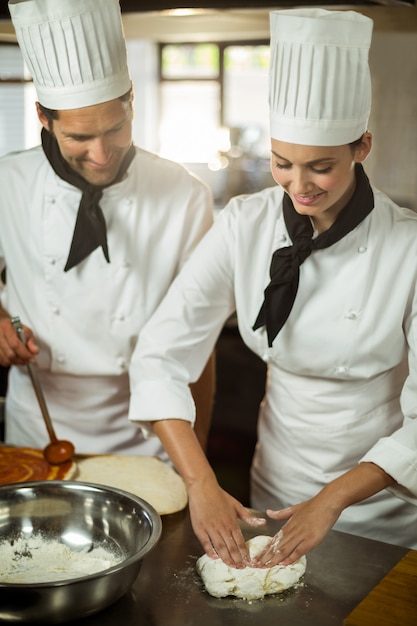 Chefe de cozinha dois fazendo massa de pizza