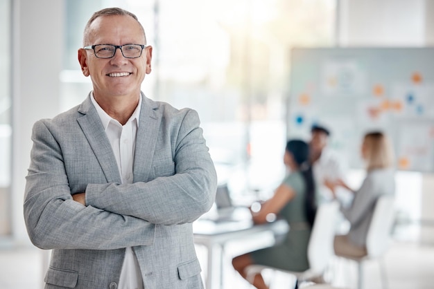 Chefe de homem de negócios de liderança e diretor corporativo trabalhando com visão de sucesso e motivação no escritório da empresa retrato do ceo executivo sênior feliz empreendedor profissional e gerente de sorriso