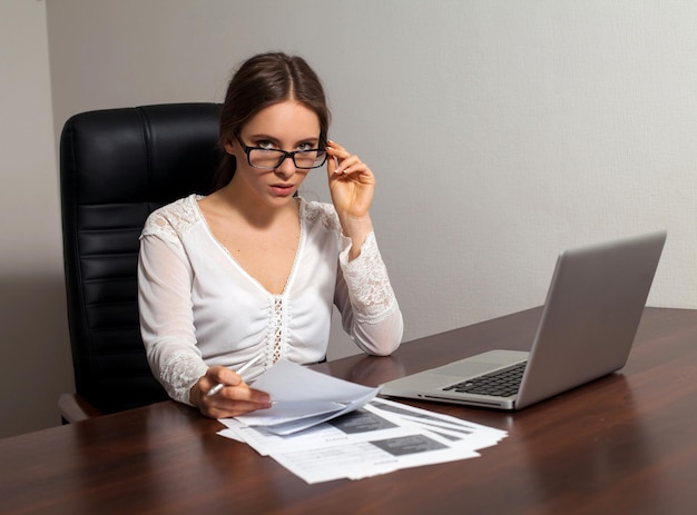 Chefe de mulher inteligente vai fazer seu trabalho de negócios sentado na cadeira