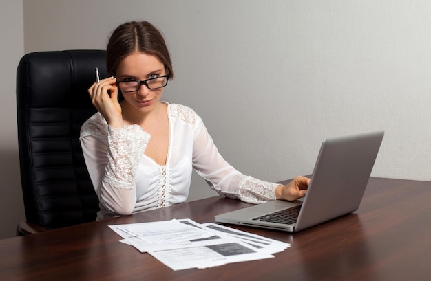 Chefe de mulher inteligente vai fazer seu trabalho de negócios sentado na cadeira