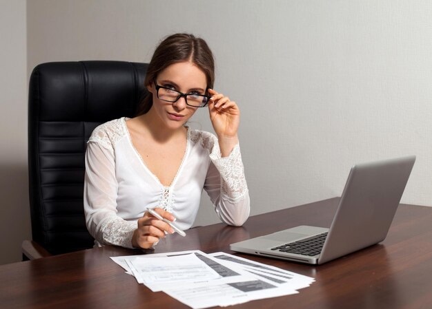 Chefe de mulher inteligente vai fazer seu trabalho de negócios sentado na cadeira