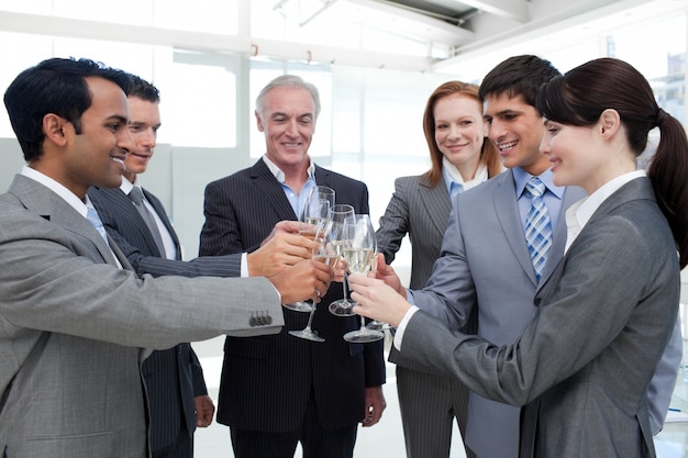 Chefe de negócios alegre brindando com champanhe