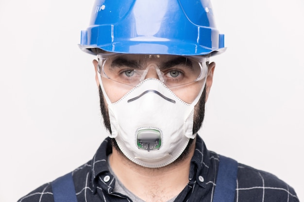 Foto chefe do engenheiro contemporâneo em capacete, máscara protetora e óculos