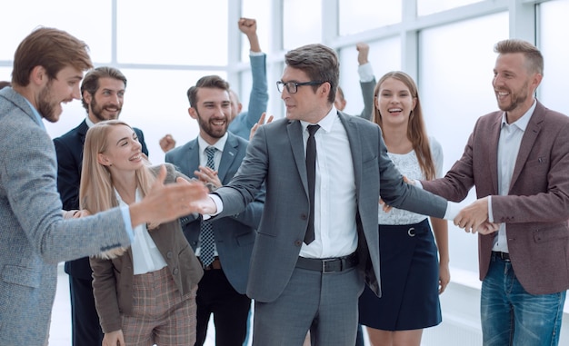 Chefe e a equipe de negócios alegre juntos