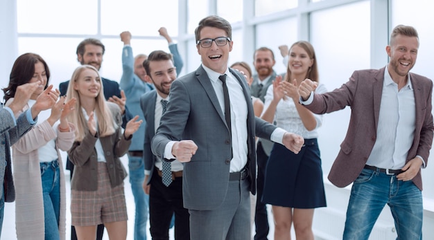 Chefe e a equipe de negócios alegre juntos