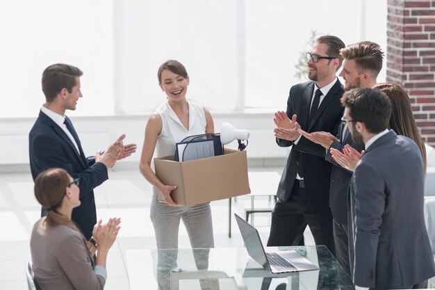 Chefe e equipe de negócios conhecem novo funcionáriofoto com espaço de cópia