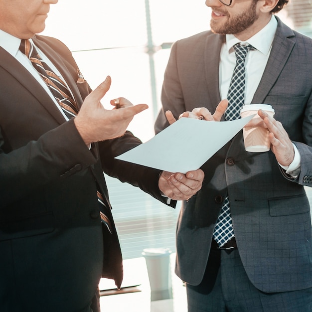 Foto chefe e funcionário discutindo um documento de trabalho