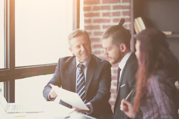 Chefe e os funcionários estão discutindo o papel de trabalho