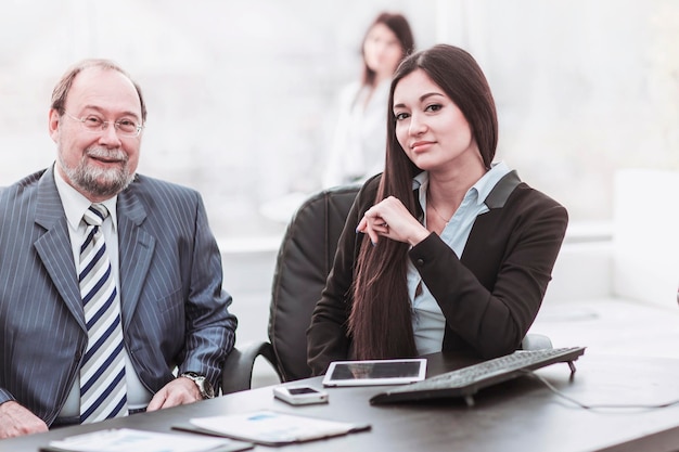 Chefe e sua assistente discutem os documentos de trabalho para o local de trabalho