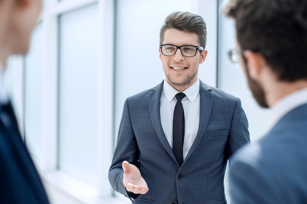 Chefe falando com funcionários em pé no conceito officebusiness