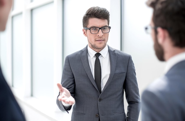 Chefe falando com funcionários em pé no conceito officebusiness