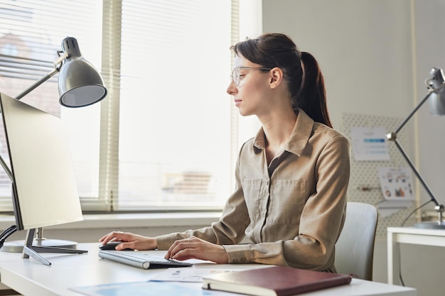 Chefe feminino no escritório mínimo