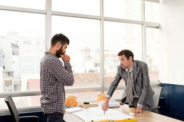 Chefe infeliz com projeto de engenheiro civil