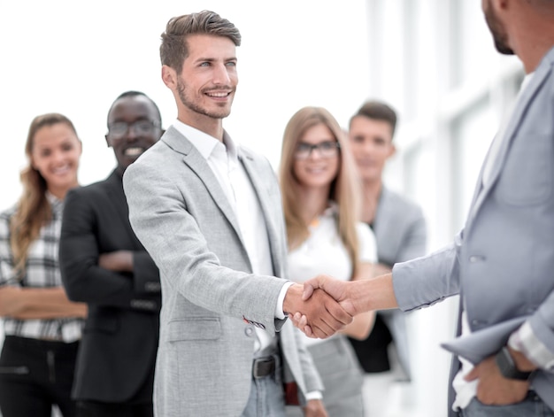 Chefe masculino sorridente promovendo um aperto de mão gratificante