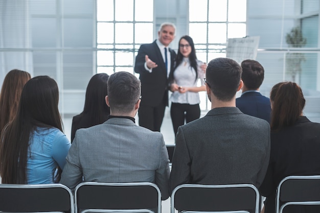 Chefe representando um jovem especialista durante uma reunião de trabalho. conceito de sucesso