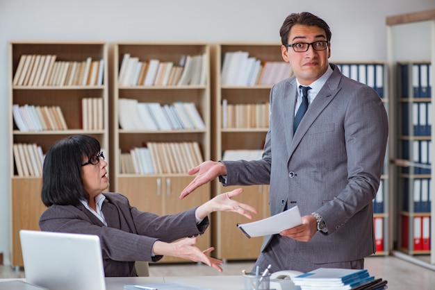 Chefe zangado repreendendo colega de trabalho