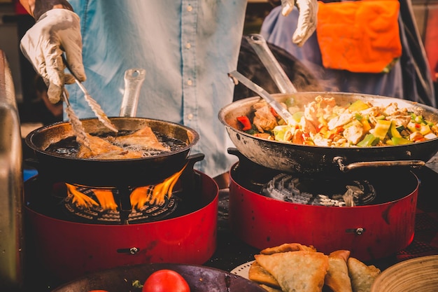 Cheff cooking fusión cocina internacional en puesto callejero en el festival internacional de comida callejera de ...