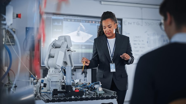 Chefingenieur eines Advanced Robotics Technology-Startups präsentiert auf einer geschlossenen Konferenz den innovativen Roboterarm Futuristisches Autonommoor-Design der KI-Roboterhand, die zur Automatisierung der Fabrikarbeit beiträgt