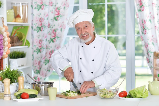 Chefkoch bereitet Abendessen vor