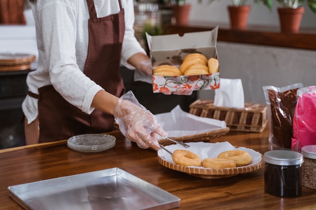 Foto chefkoch bereitet donuts in der küche vor