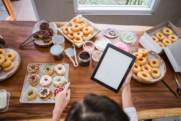 Chefkoch bereitet Donuts in der Küche vor