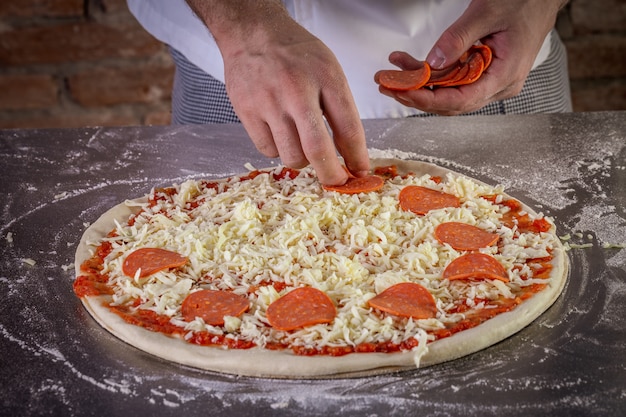 Chefkoch bereitet italienischen Pizzateig vor