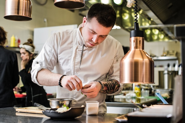 Chefkoch bereitet rinderfilet in der restaurantküche zu