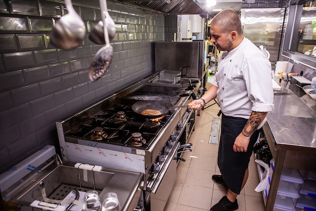 Chefkoch brät köstliche Entenbrust im Küchenrestaurant