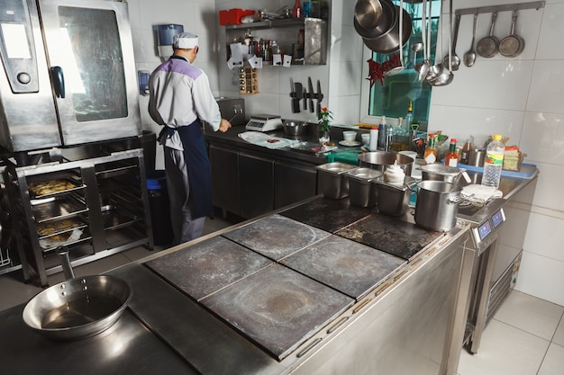 Chefkoch, der Fleisch im Restaurant oder in der Hotelküche kocht