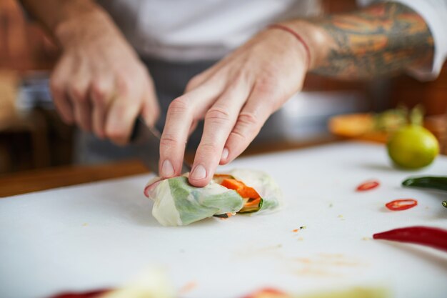 Chefkoch, der vegetarisches Essen kocht