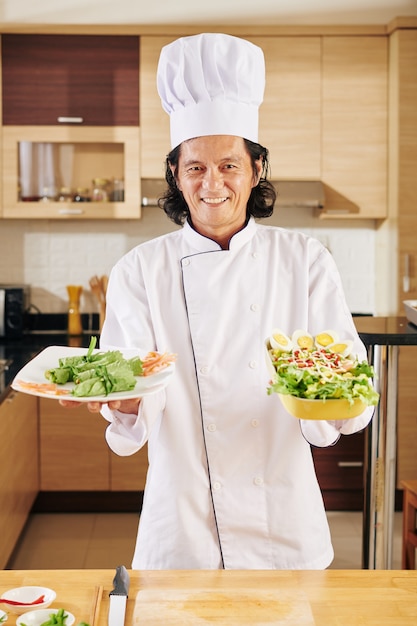 Chefkoch hält Geschirr zum Abendessen