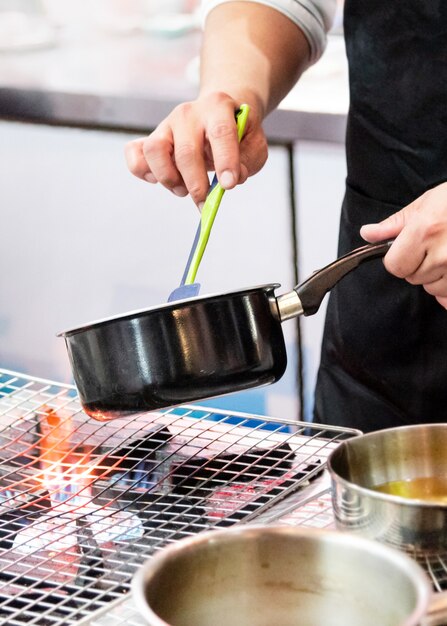 Chefkoch kocht Essen in der Küche, Chefkoch bereitet Essen zu