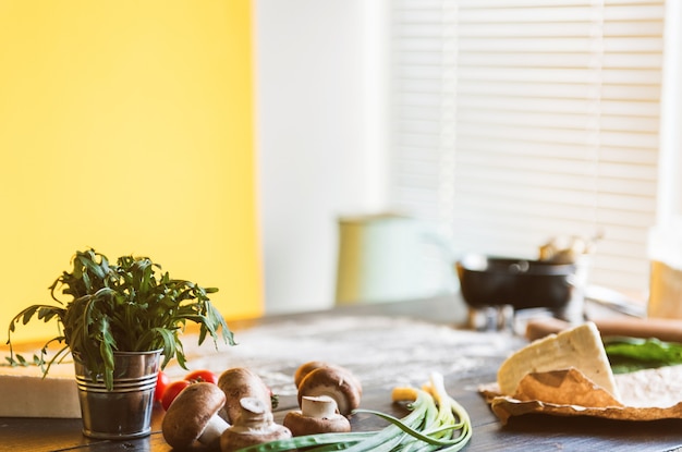 Chefkoch kocht Schritt für Schritt grüne Ravioli in Herzform für ein festliches Abendessen