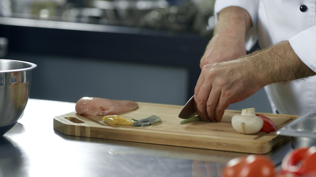 Chefkoch-Mann-Porträt in der Profiküche Chef kocht Essen in Zeitlupe