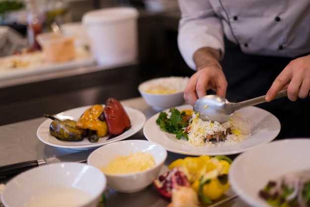 Chefkoch serviert Gemüserisotto in der Restaurantküche