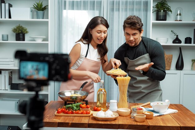 Foto los chefs influyentes cocinan espagueti especial con pinzas para postular la sartén frita