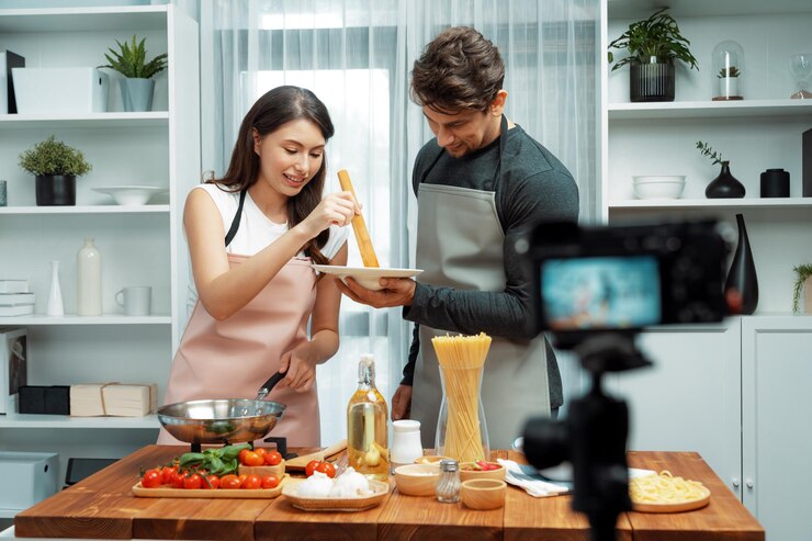 Foto los chefs influyentes cocinan espagueti especial con pinzas para postular la sartén frita