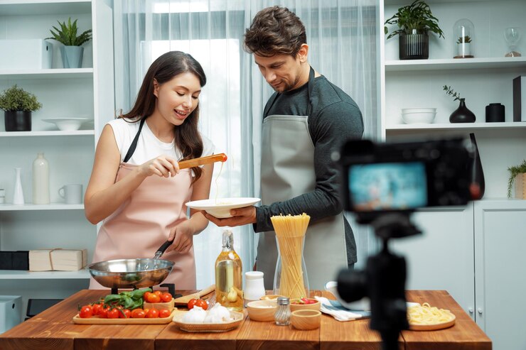 Foto los chefs influyentes cocinan espagueti especial con pinzas para postular la sartén frita