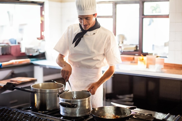 Chefs preparando comida no fogão