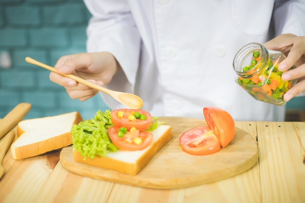 Los chefs profesionales con estrellas Michelin cocinan y preparan el desayuno en la cocina con cuidado para que la comida sea sabrosa y hermosa.