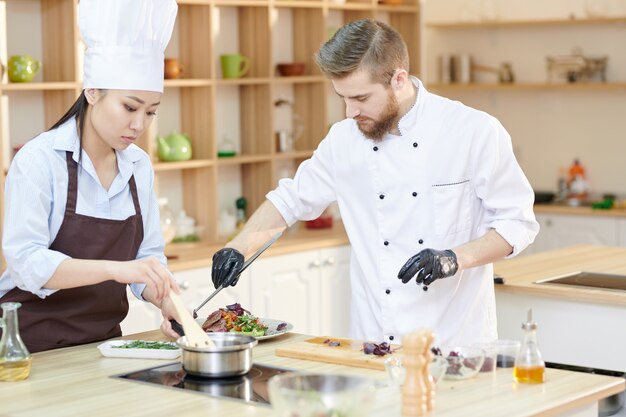 Chefs trabajando en la cocina