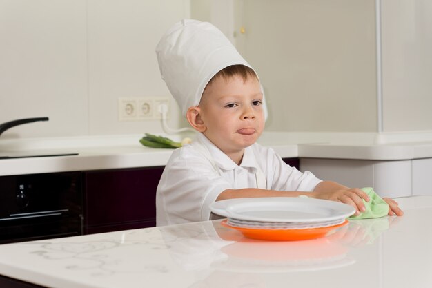 Chefzinho fofinho limpando o balcão da cozinha