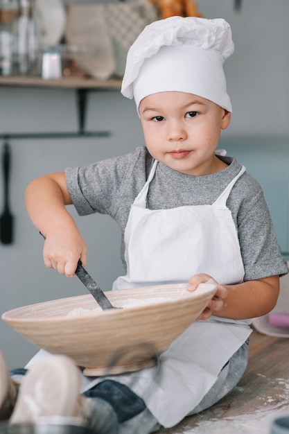 Chefzinho fofo cozinhando na cozinha