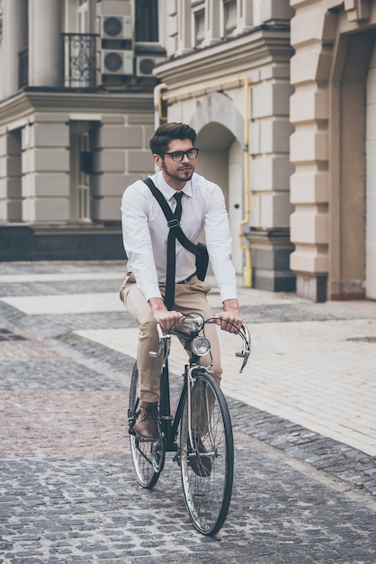 empresário jovem hipster vai trabalhar na bicicleta. conceito de transporte  ecológico 7189761 Foto de stock no Vecteezy