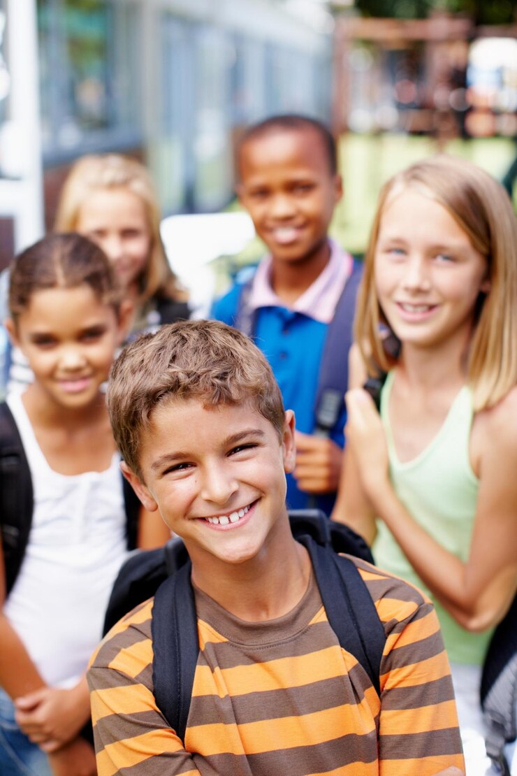 Foto cheio de confiança com um grande grupo de amigos feliz jovem estudante com seus amigos atrás dele copyspace