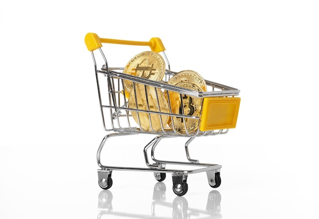 Foto cheio de criptomoeda de bitcoins de ouro no conceito de criptomoeda virtual de carrinho de compras isolado em fundo branco